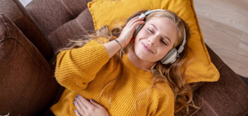 Garota ouvindo musica no rádio